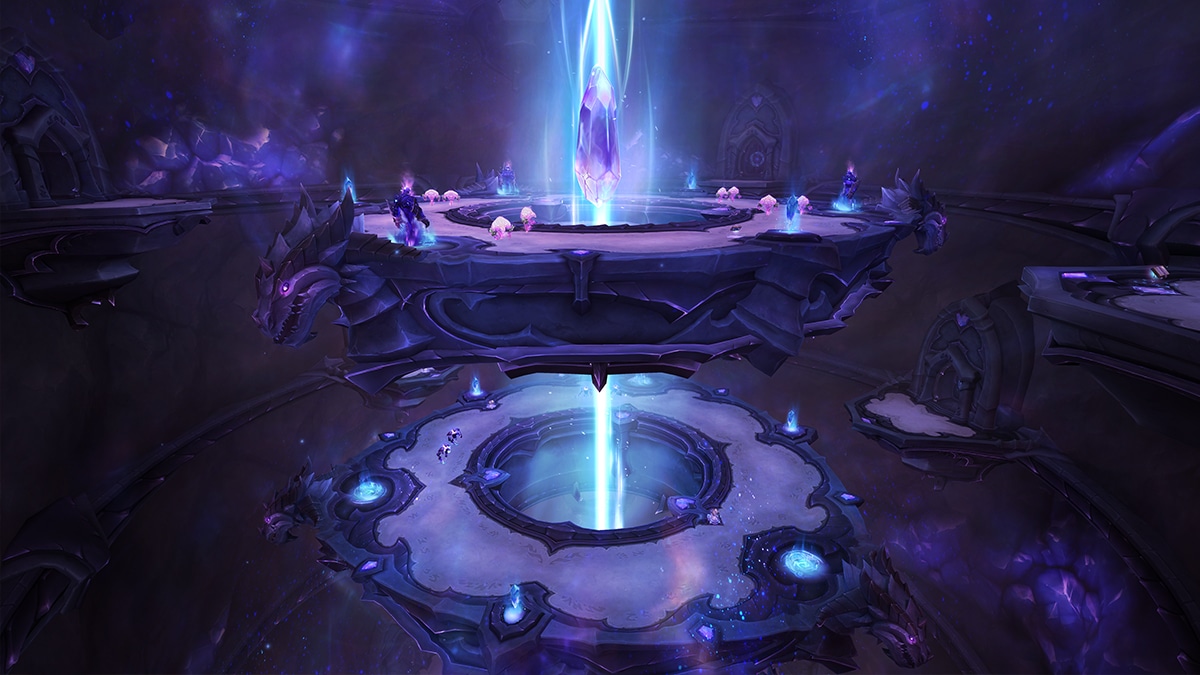 La Bóveda Azur, uno de los calabozos de Dragonflight. Un cristal azul flota en el cielo y rebosa de poder, rodeado de plataformas circulares.