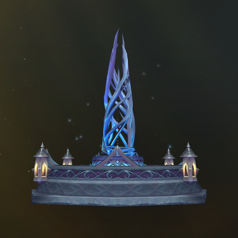 Ein verzierter Brunnen mit vier Laternen, die an dessen Sockel befestigt sind und in dessen Mitte sich eine große, verdrehte Skulptur befindet.