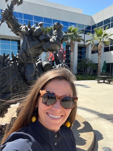 Jessica pose devant l’Orc situé sur le campus de Blizzard