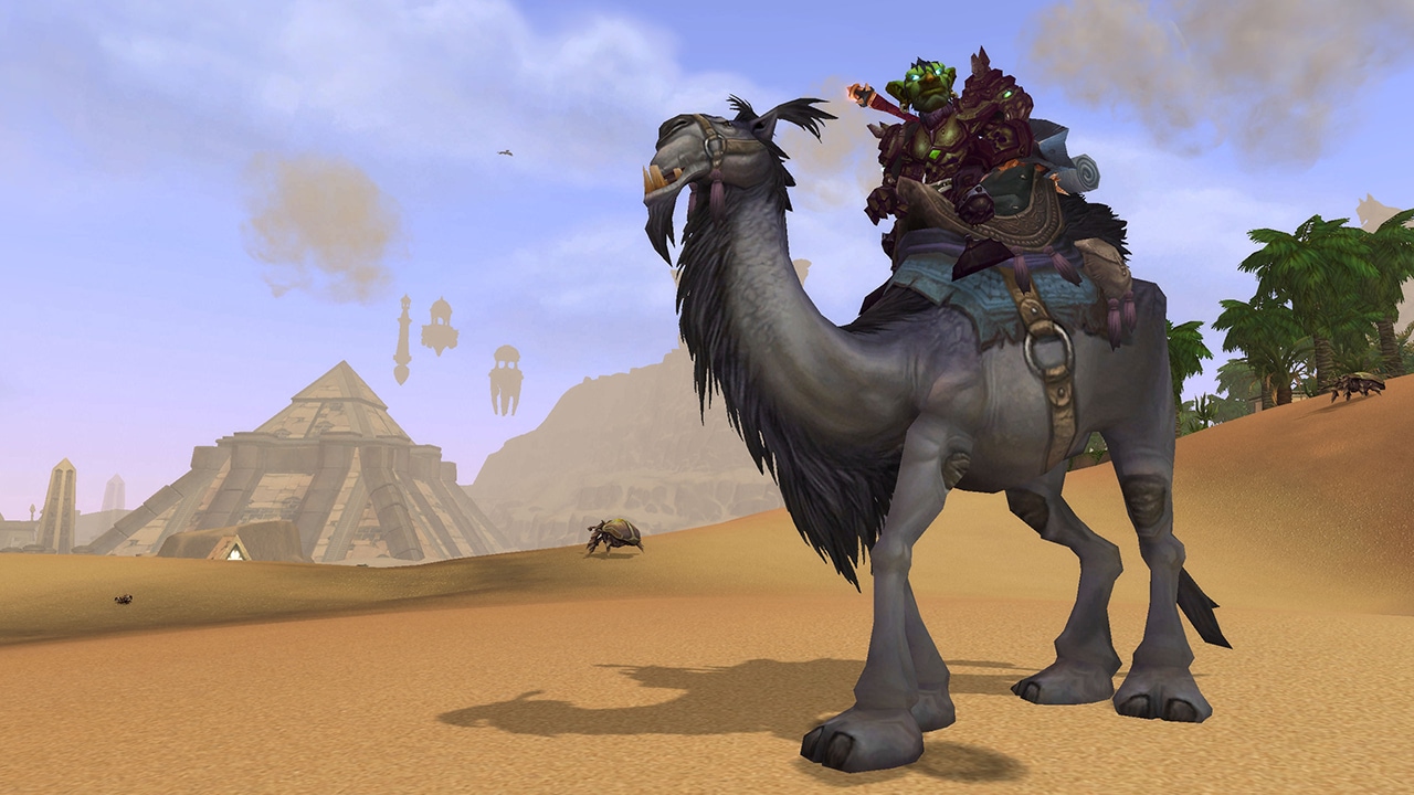 Un goblin montando un camello gris en un paisaje desértico