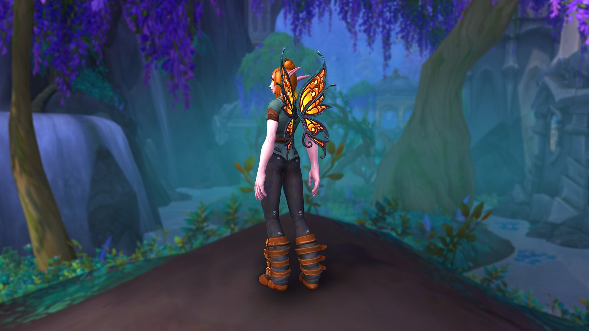 Elfa de sangre en un entorno tranquilo con alas de mariposa monarca a la espalda