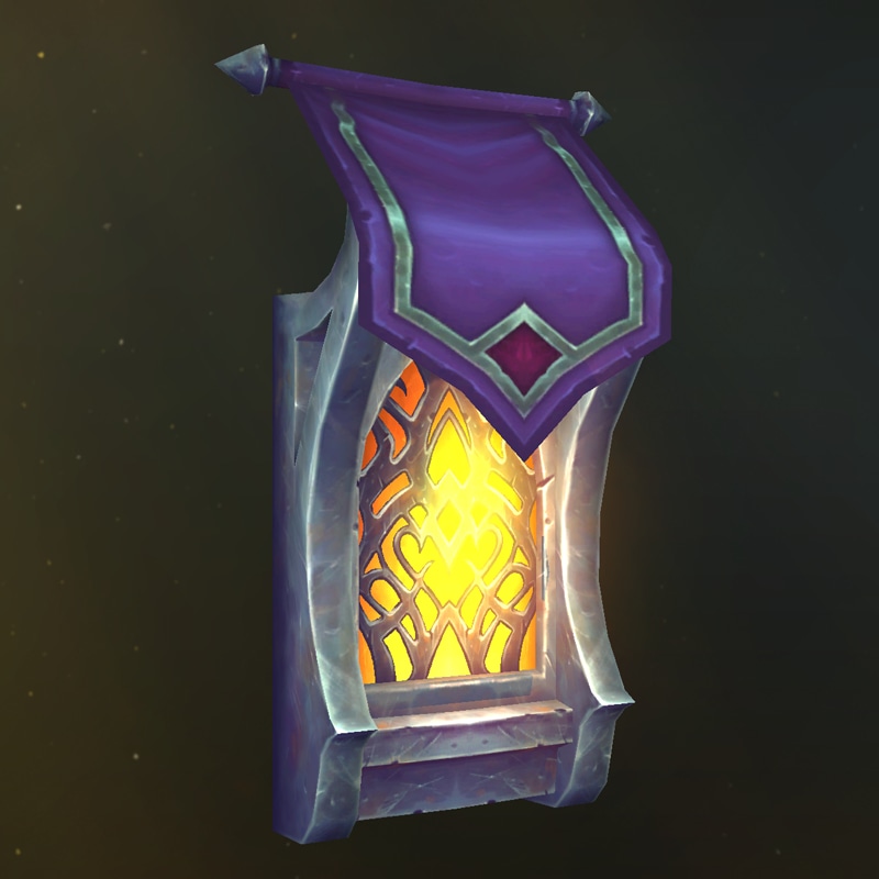 Verziertes Fenster mit filigraner Abdeckung, die den goldenen Schein aus dem Fenster verdeckt, und einer violetten, silbernen und roten Markise