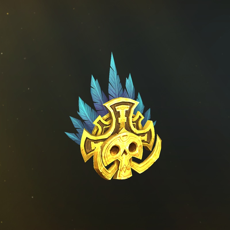 Goldene Skelettmaske mit blauen Federn