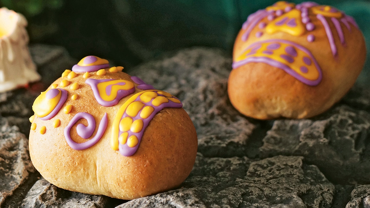 Zwei Brötchen mit Glasur im Totenschädelmuster verziert