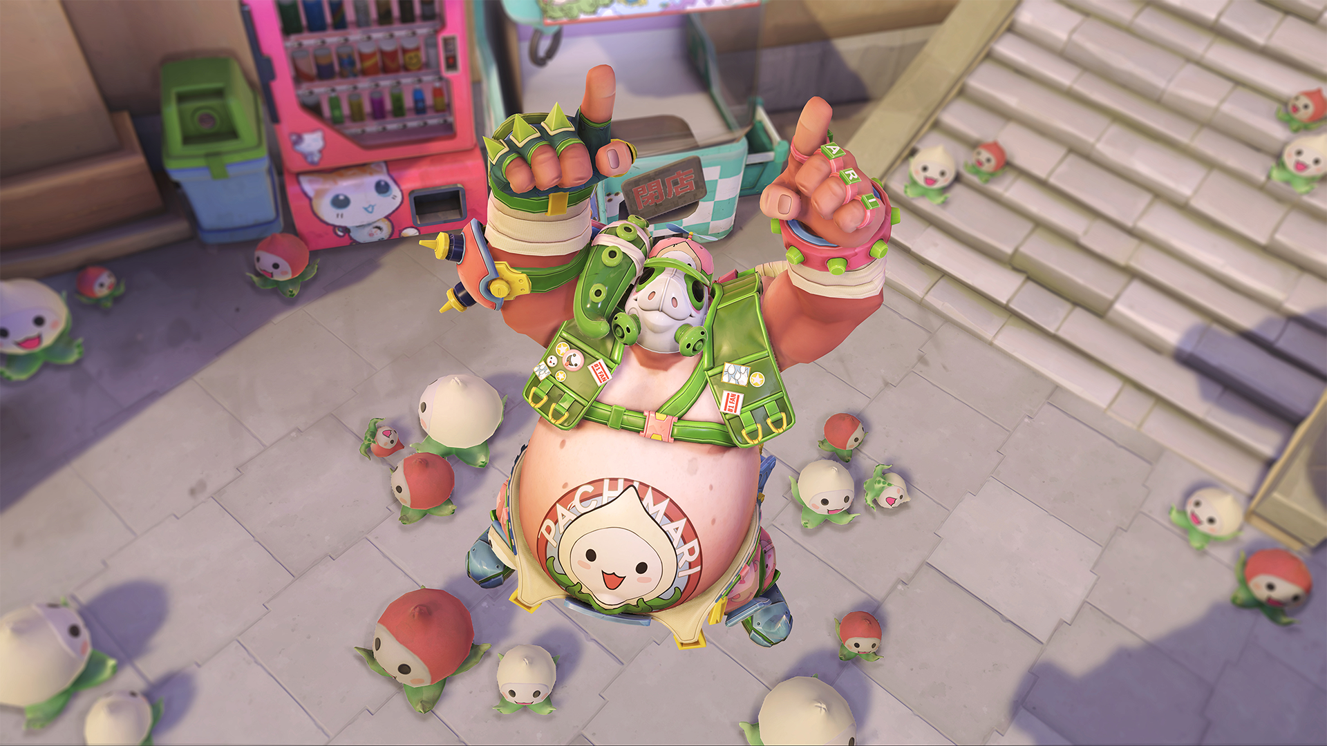 Pachimarchi Roadhog obklopený Pachimarisem ukazuje, že oba indexové prsty vzhůru a také vzhlížejí, stojící na chodníku s prodejními automaty za nimi